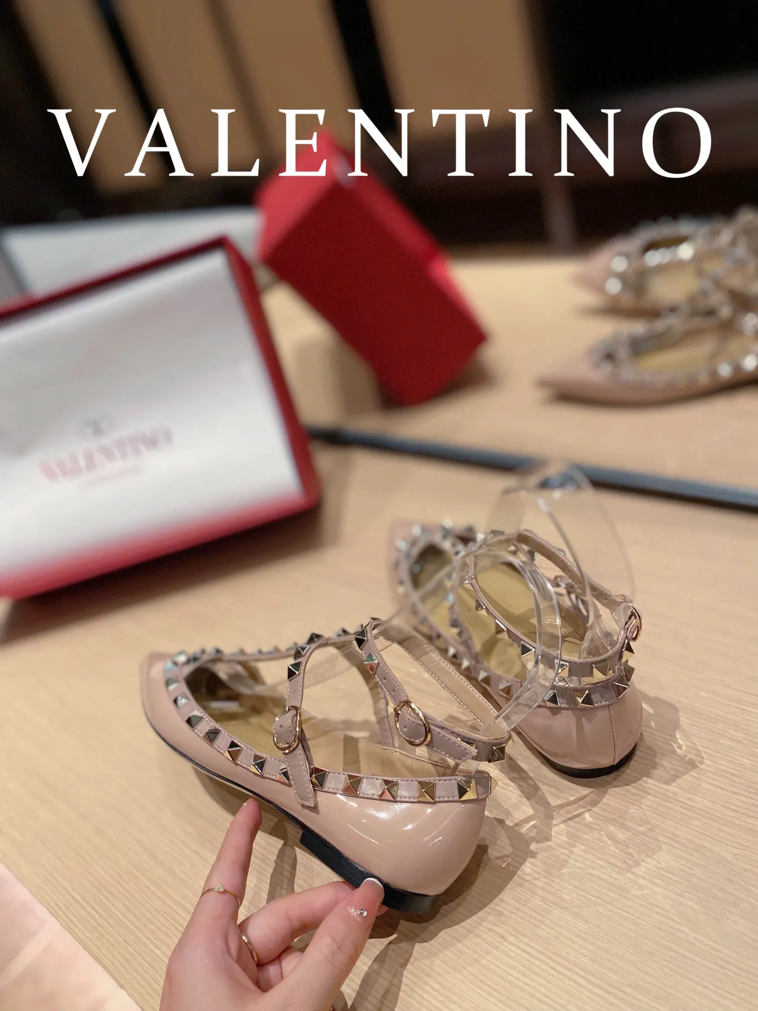 👟👟Ex-factory price👟👟Ex-factory price 560👟👟 Women's shoes, women's clothing 𝙑𝙖𝙡𝙚𝙣𝙩𝙞𝙣𝙤/Valentino𝙑𝙏 🎁Latest colors😍ʚ😊ɞ It has been an Italian national treasure brand since the 1960s. Timeless and deeply rooted in people's hearts❤ Never out of date. One of the must-have items 〰 ɪɴѓᴏʀᴍᴀᴛɪᴏɴ 〰♡ There are many colors for you to choose from💝Original molded electric rivets (non-oxidized) High-end customized imported cowhide➠Mirror patent leather❗️Details in place🆚Exclusive color card💯Comfortable sheepskin lining✅Imported Italian leather outsole🇮🇹 Code number: 35-39 (34.40.41.42) additionally customized♡♡